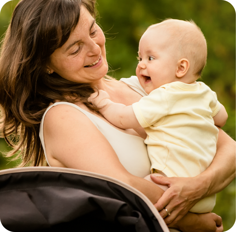 Mãe segurando seu bebê com carinho - Família feliz com produtos Pimpolho